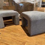 Set van 2 hockers. Grijs stof